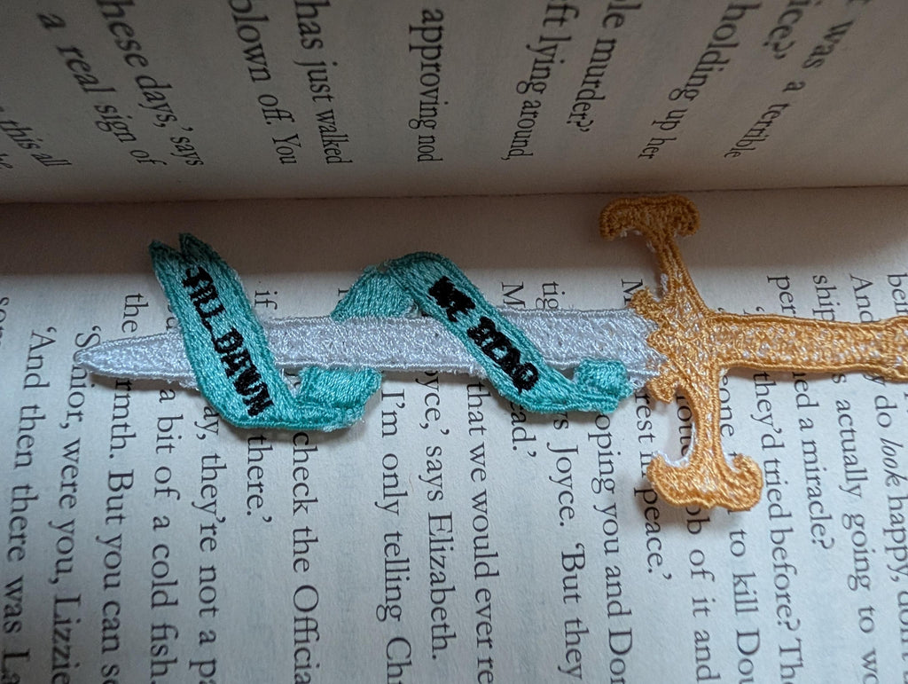 Marque-page épée, brodé à la machine, cadeau livresque, nous lisons jusqu'à l'aube