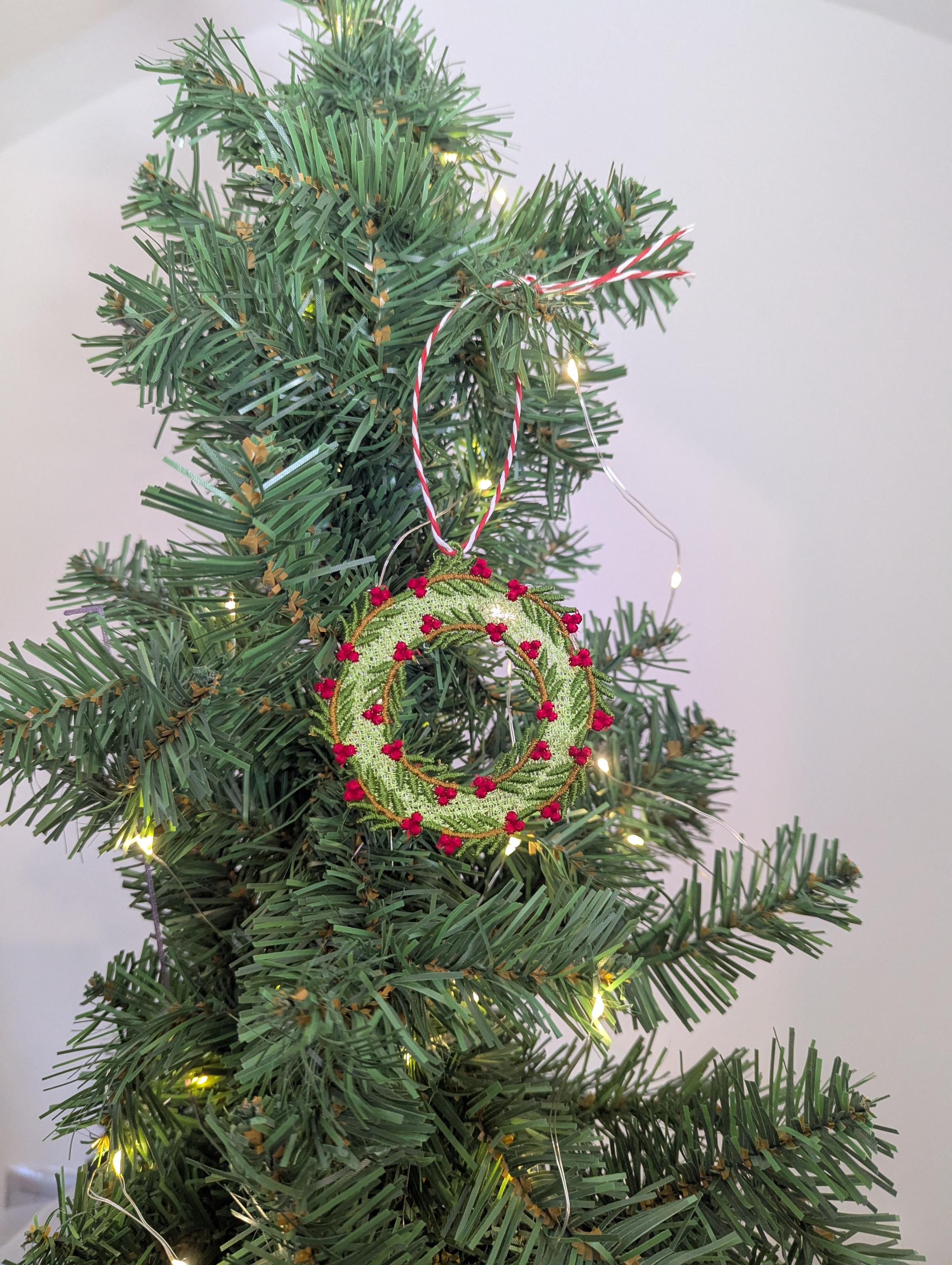 Machine Embroidery Christmas Wreath Ornament: Festive Hanging Decoration